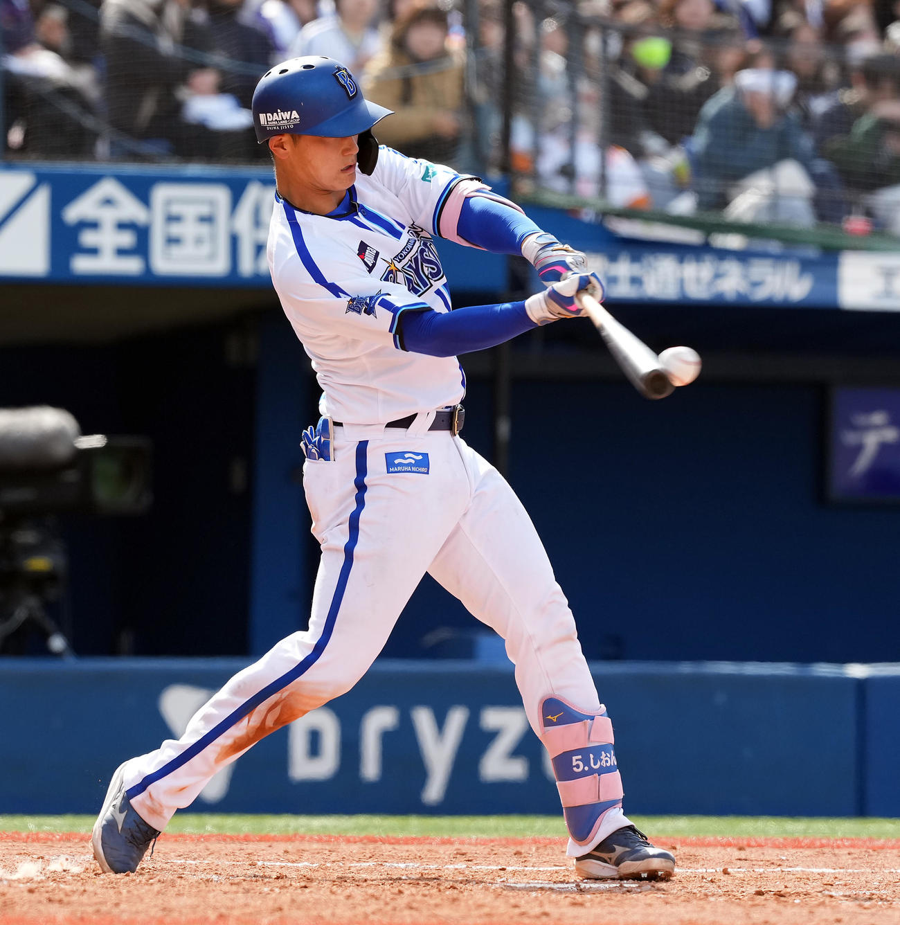 DeNA対オリックス　4回裏DeNA無死、左前に安打を放つ松尾（撮影・たえ見朱実）