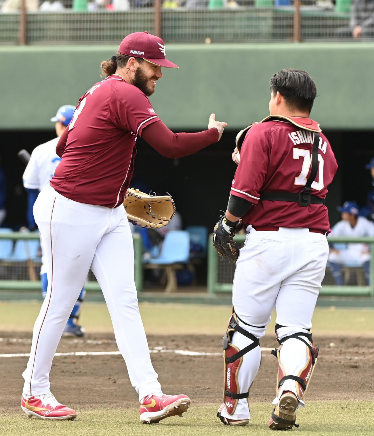中日対楽天　3回裏中日2死一、二塁、宇佐見を捕邪飛に討ち取り石原とタッチを交わすポンセ（左）（撮影・森本幸一）