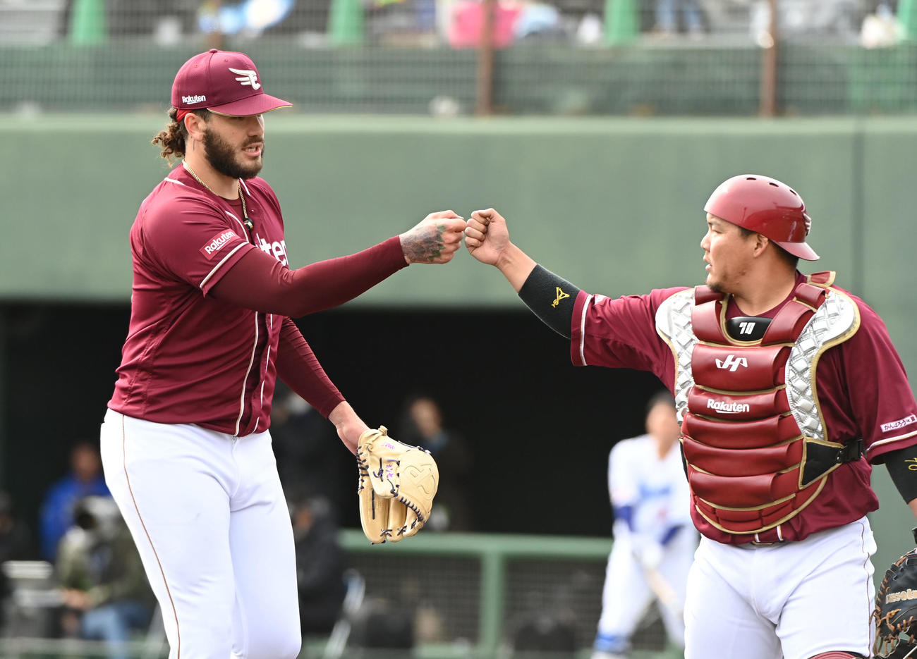 中日対楽天　4回終了、石原とタッチを交わすポンセ（左）（撮影・森本幸一）