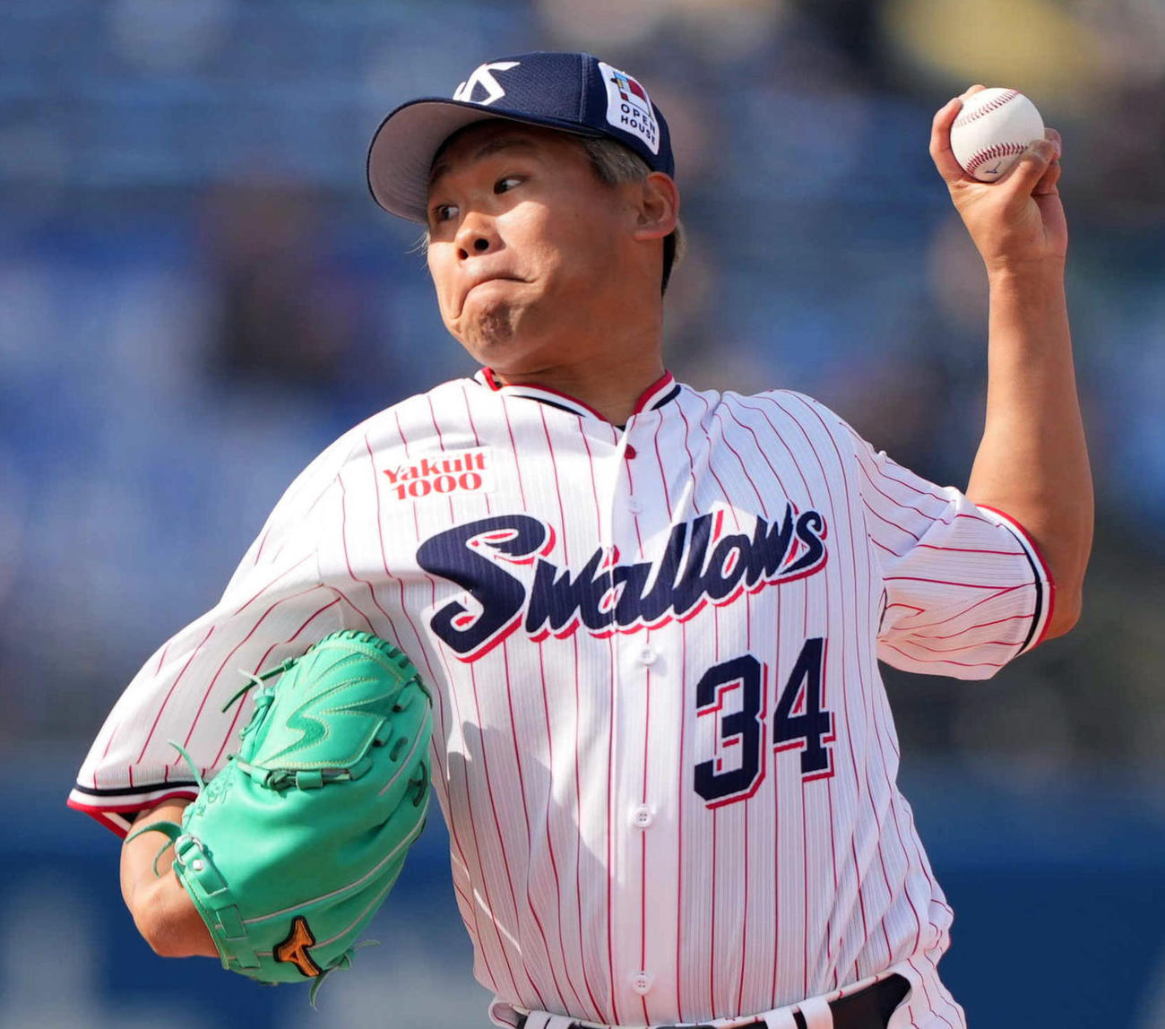 ヤクルト対日本ハム　7回表から登板するヤクルト3番手の田口（撮影・狩俣裕三）