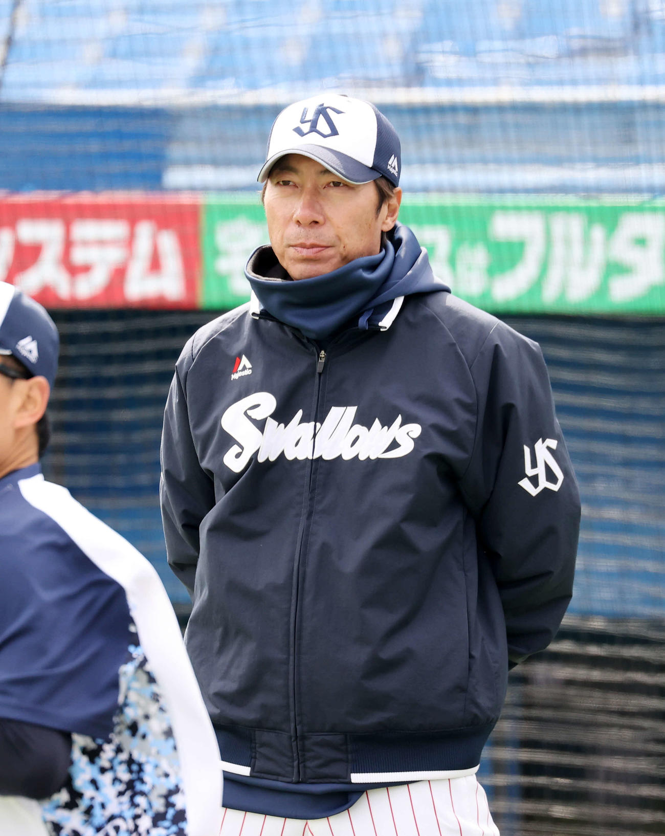 ヤクルト対日本ハム　練習中を見つめるヤクルト高津監督（撮影・鈴木正人）
