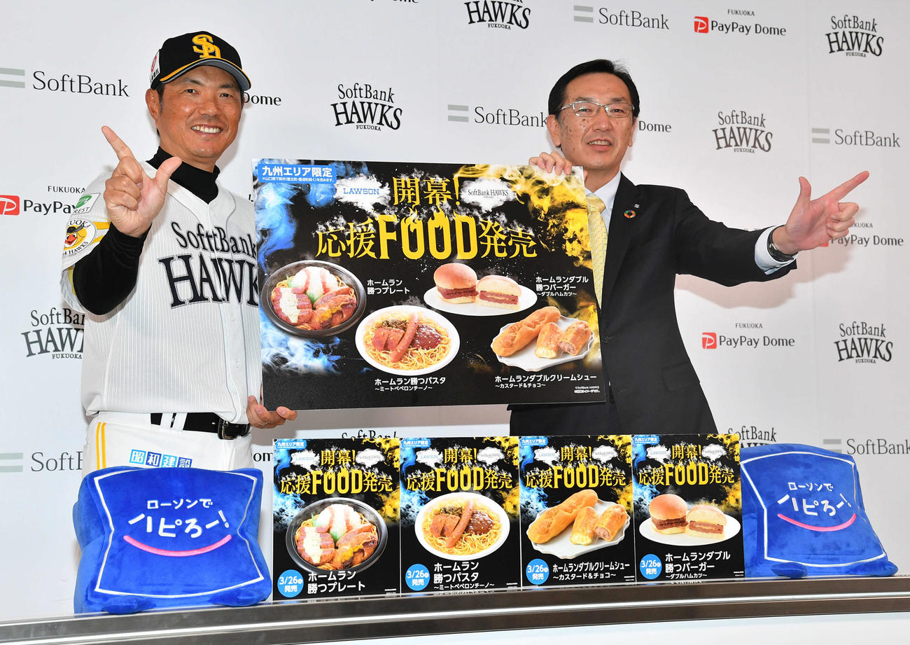 ローソンとのコラボ商品の発表会見に登壇し、VIVAポーズを決めるソフトバンク小久保監督（撮影・岩下翔太）