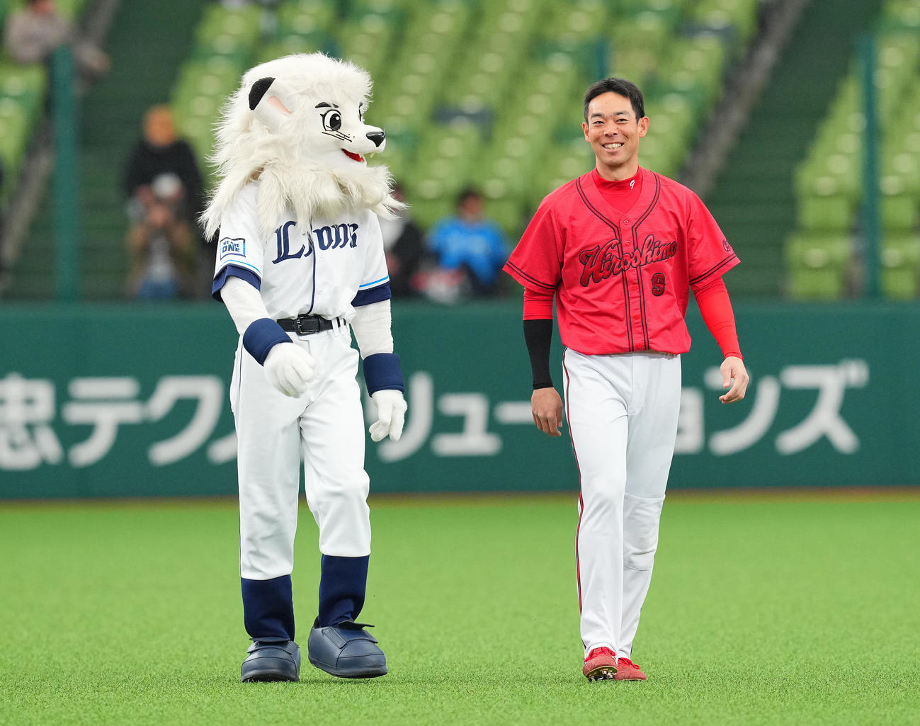 西武対広島　試合前、レオと談笑する広島秋山（撮影・垰建太）