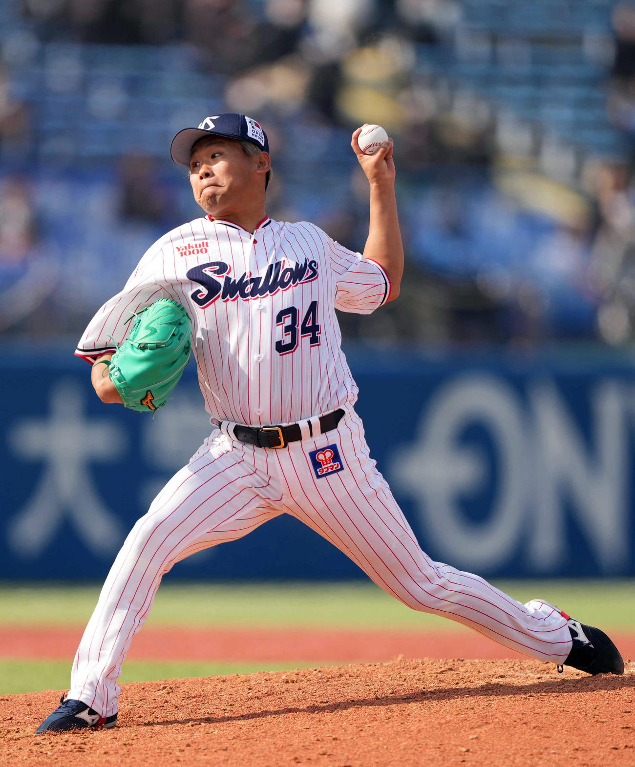ヤクルト対日本ハム　7回表から登板するヤクルト3番手の田口（撮影・狩俣裕三）