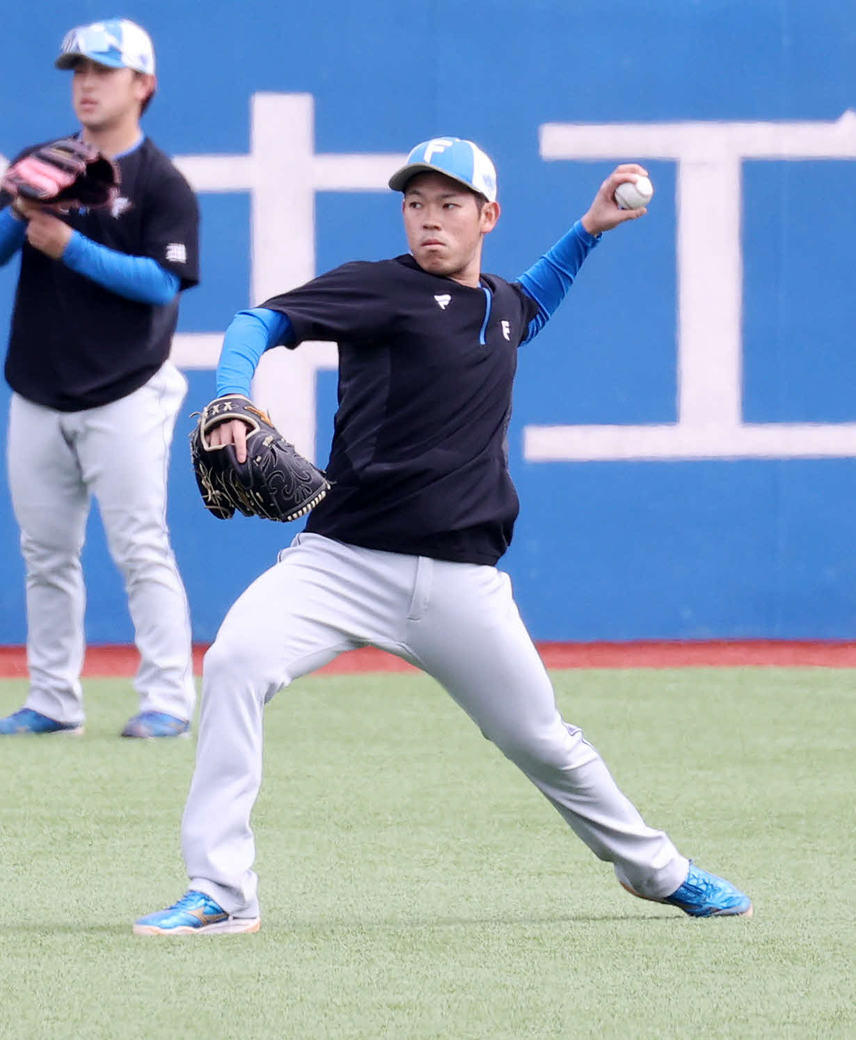 ヤクルト対日本ハム　キャッチボールする日本ハム根本（撮影・鈴木正人）