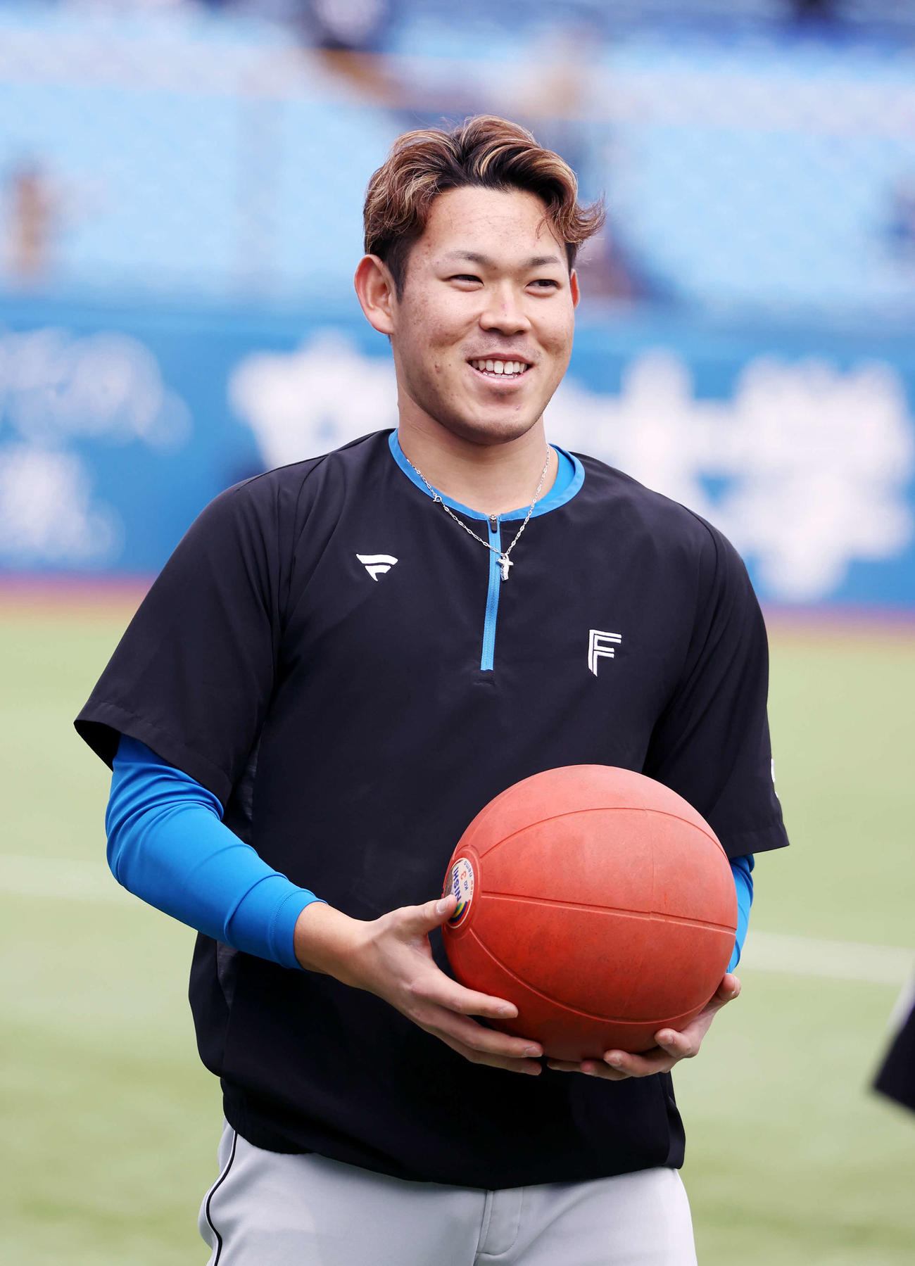 ヤクルト対日本ハム　練習中、笑顔を見せる日本ハム根本（撮影・鈴木正人）