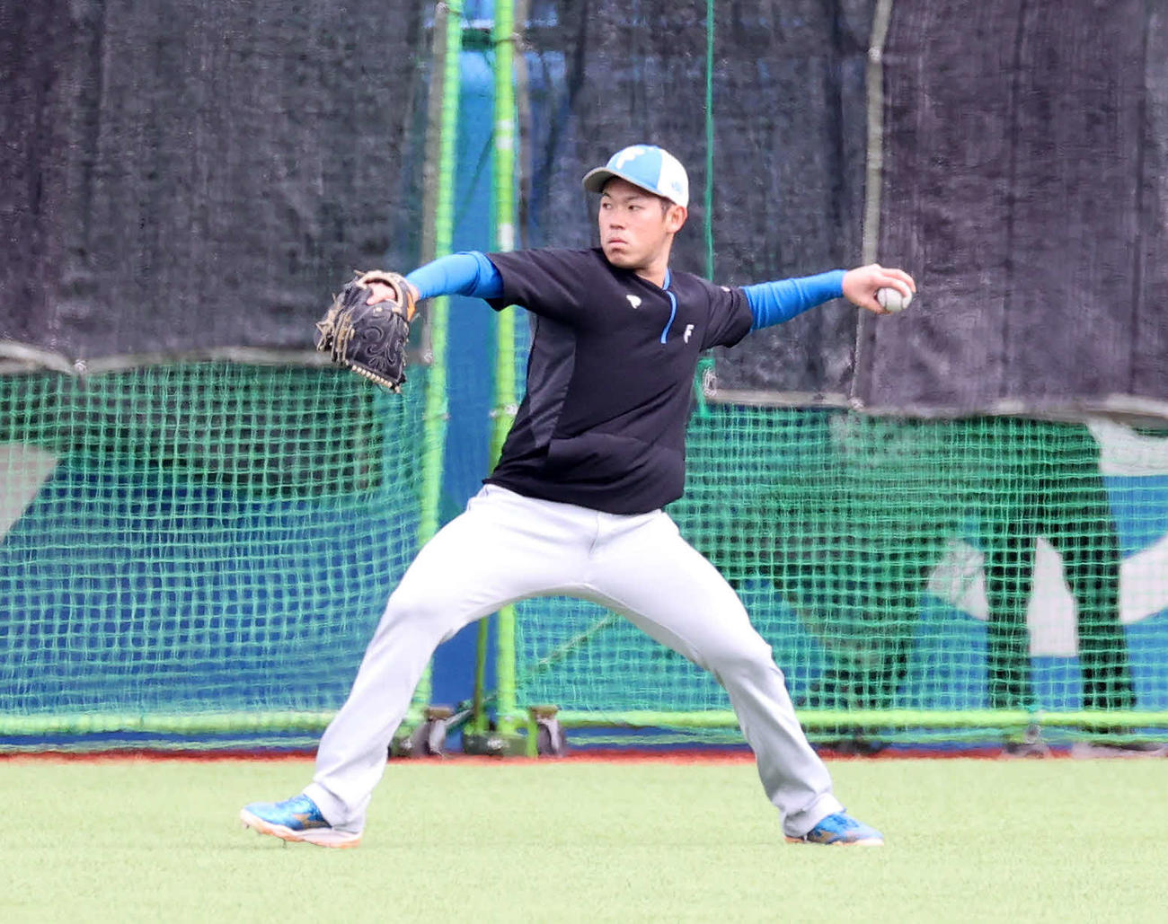 ヤクルト対日本ハム　キャッチボールする日本ハム根本（撮影・鈴木正人）