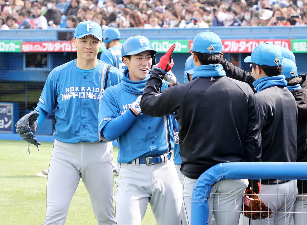 ヤクルト対日本ハム　3回表日本ハム2死二塁、松本剛（左から2人目）は左越え2点本塁打を放ちベンチ前で喜ぶ（撮影・鈴木正人）