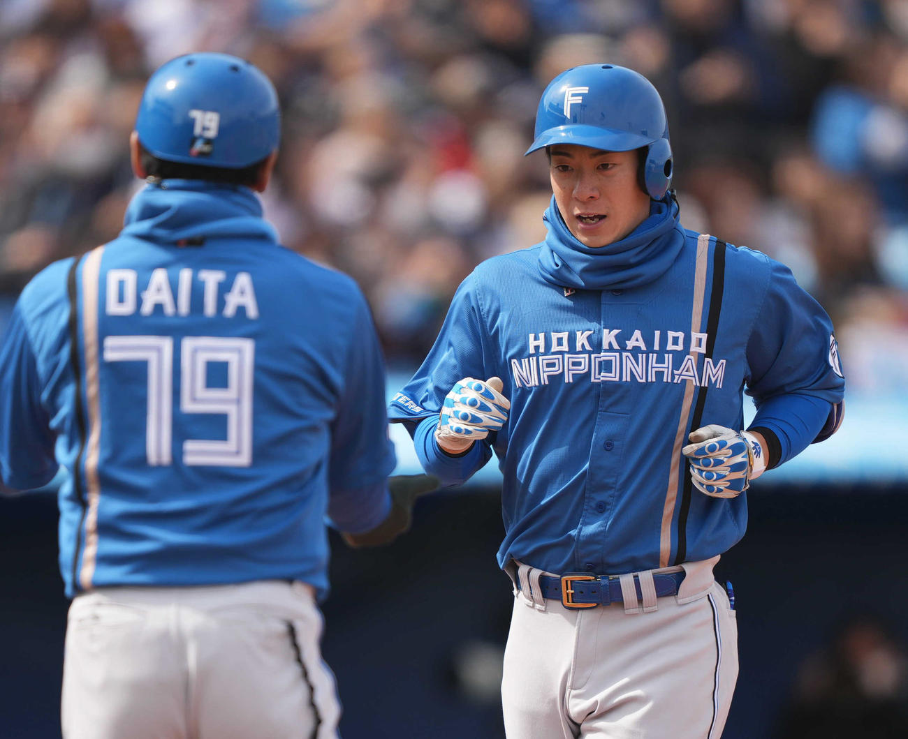 ヤクルト対日本ハム　3回表日本ハム2死二塁、2点本塁打を放ち、ダイヤモンドを回る松本剛（右）（撮影・狩俣裕三）