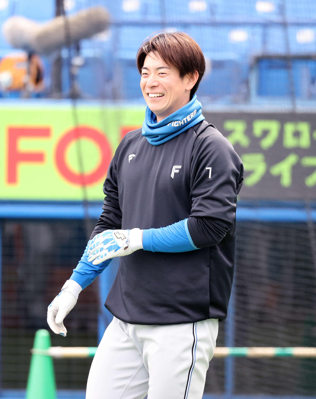 ヤクルト対日本ハム　練習中、笑顔を見せる日本ハム松本剛（撮影・鈴木正人）