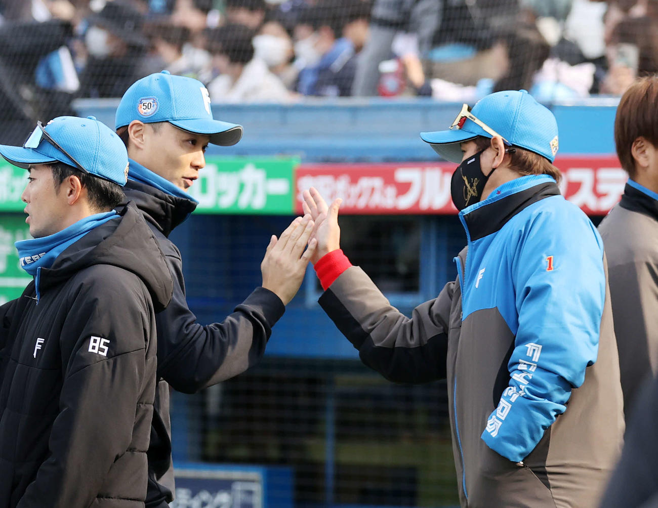 ヤクルト対日本ハム　勝利しタッチする日本ハム山崎（左）と新庄監督（撮影・鈴木正人）