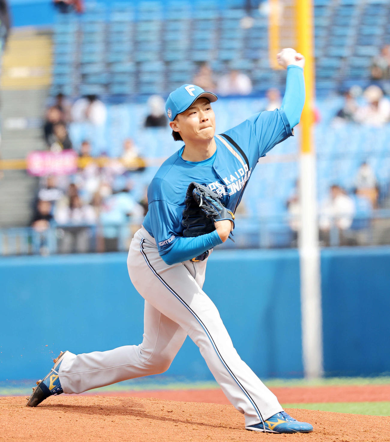 ヤクルト対日本ハム　力投する日本ハム先発の山崎（撮影・鈴木正人）