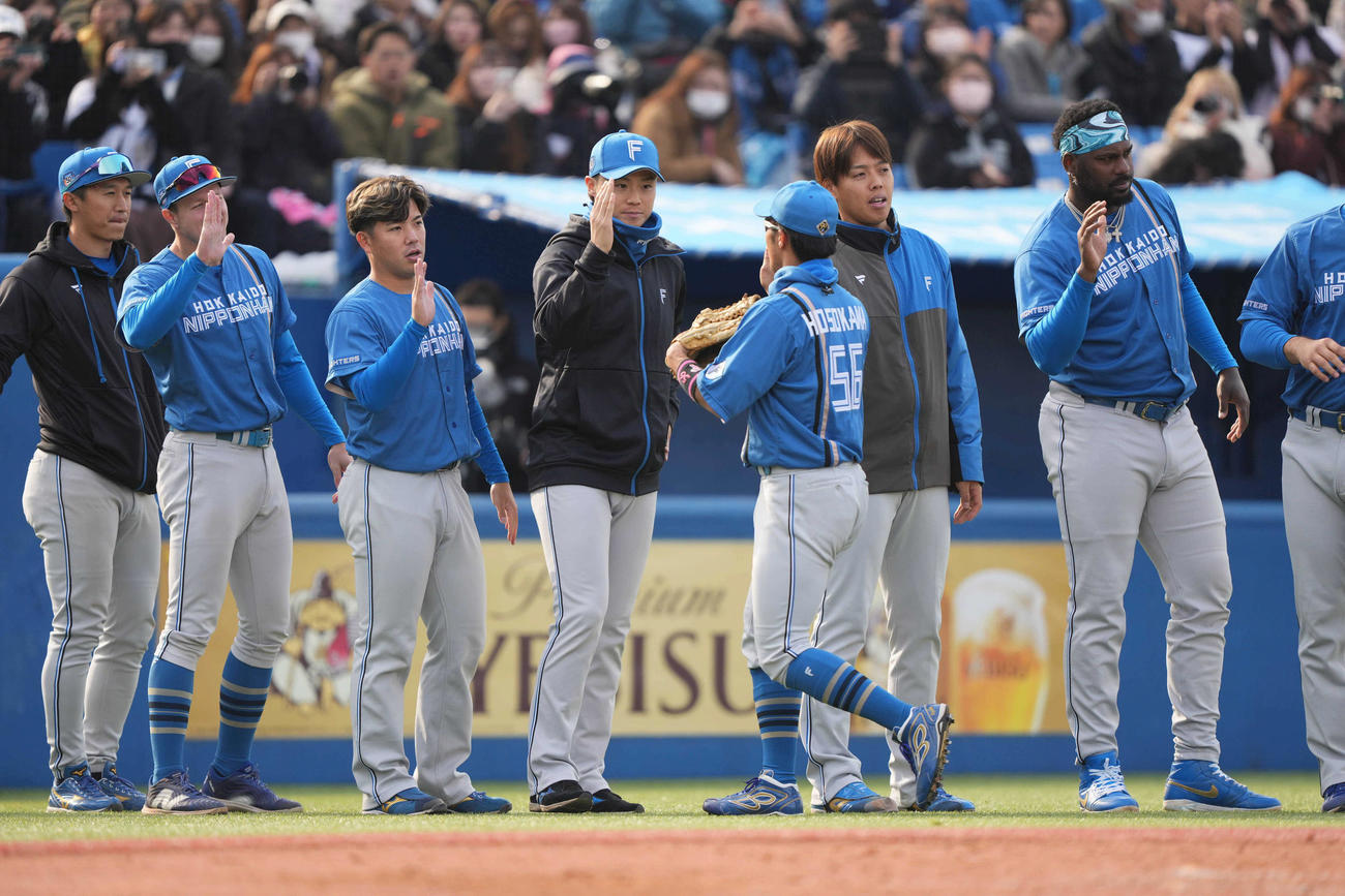 ヤクルト対日本ハム　試合後、細川（手前）らを迎える山崎（中央）ら日本ハムの選手たち（撮影・狩俣裕三）