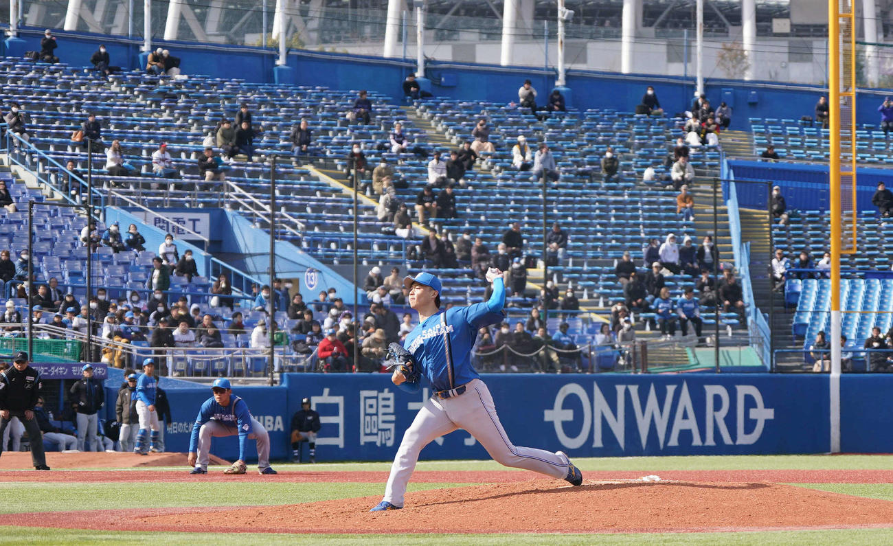ヤクルト対日本ハム　力投する日本ハム先発の山崎（撮影・狩俣裕三）