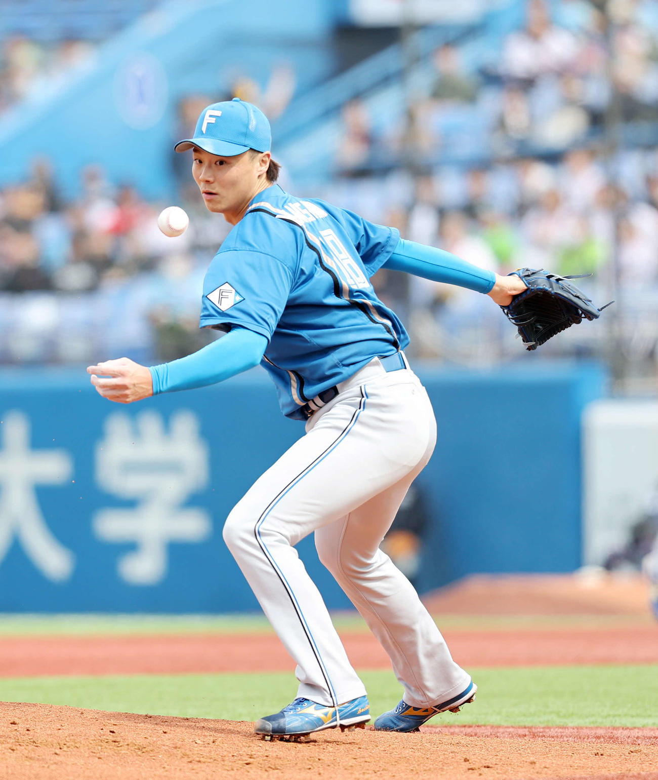 ヤクルト対日本ハム　2回裏ヤクルト1死、サンタナの打球を処理する日本ハム山崎（撮影・鈴木正人）