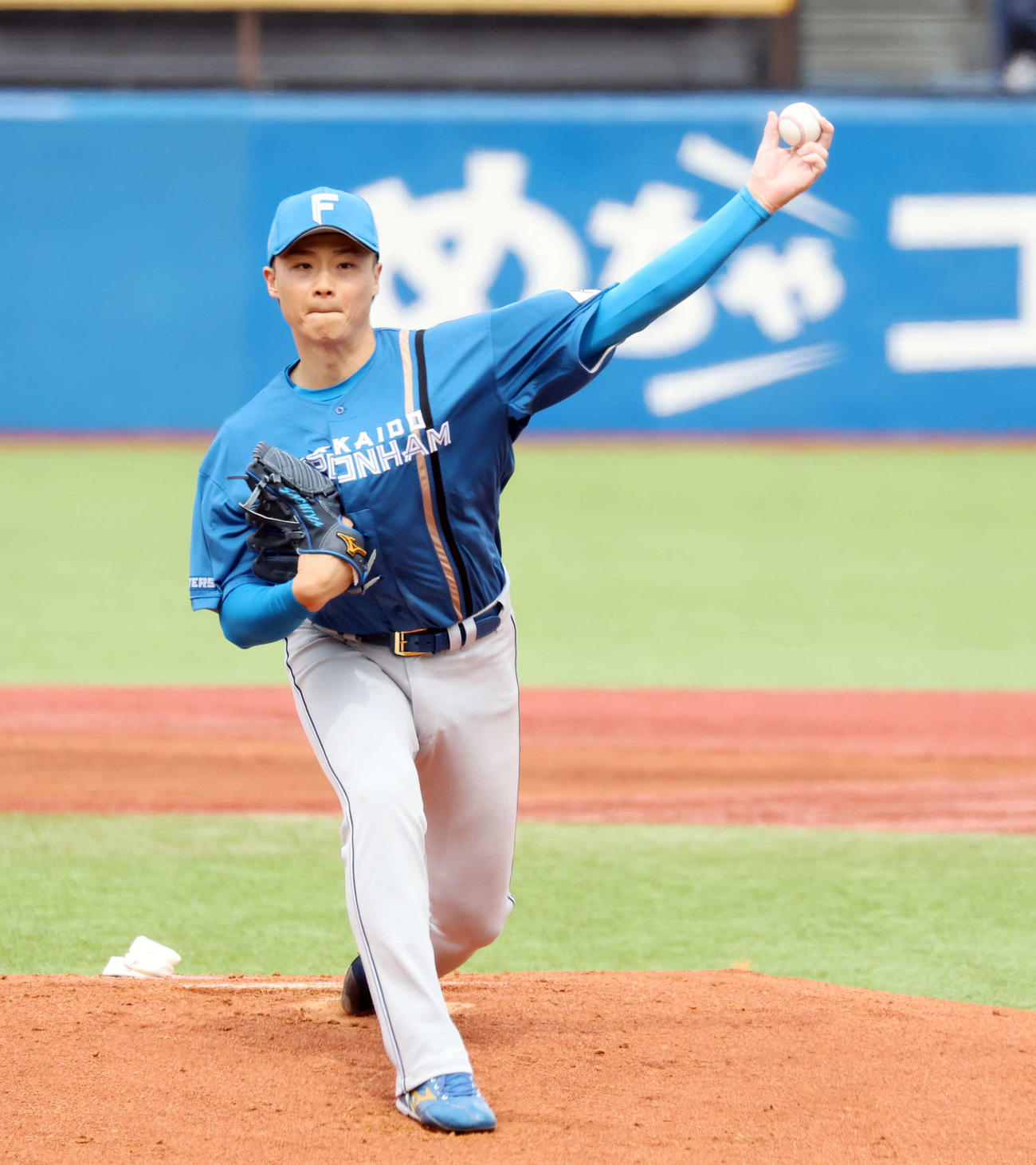 ヤクルト対日本ハム　力投する日本ハム先発の山崎（撮影・鈴木正人）