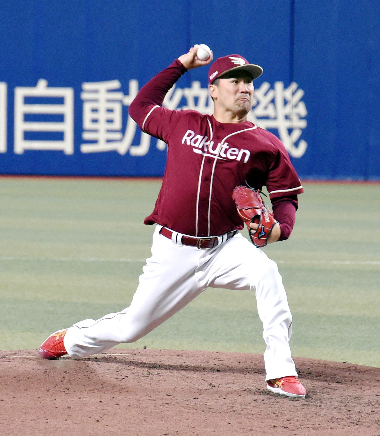 18日、先発投手練習で投げ込みを行う楽天田中将