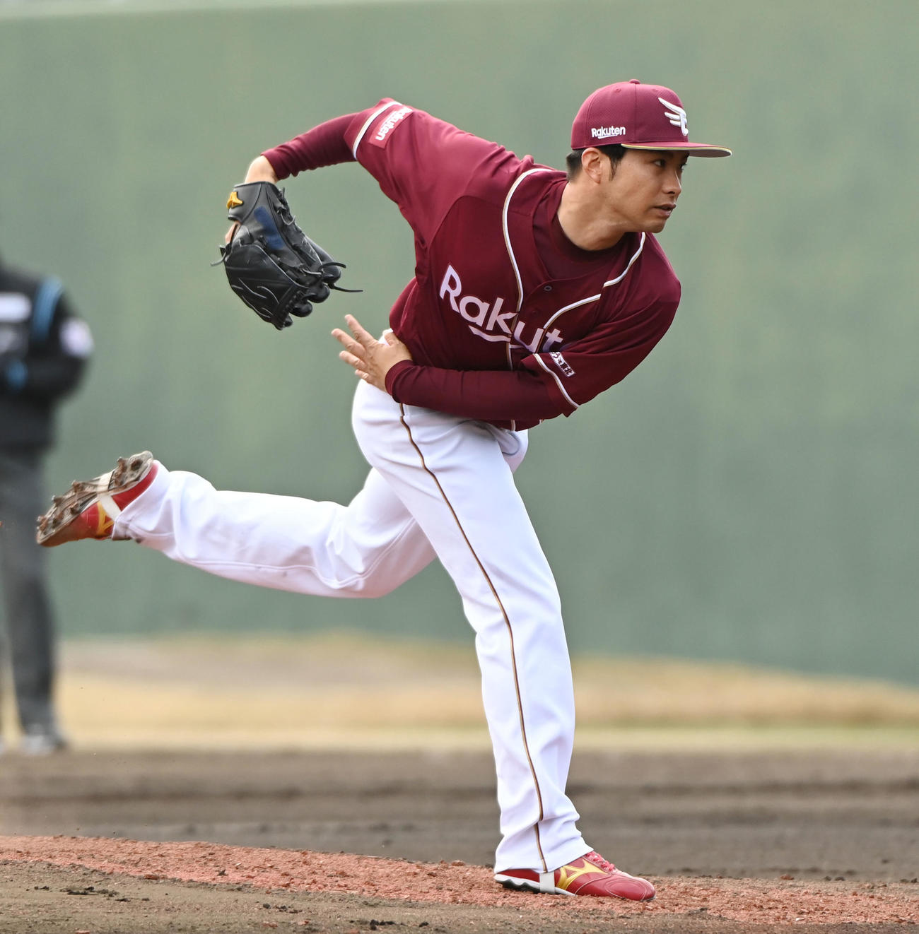 中日対楽天　6回裏、楽天3番手で登板する辛島（撮影・森本幸一）