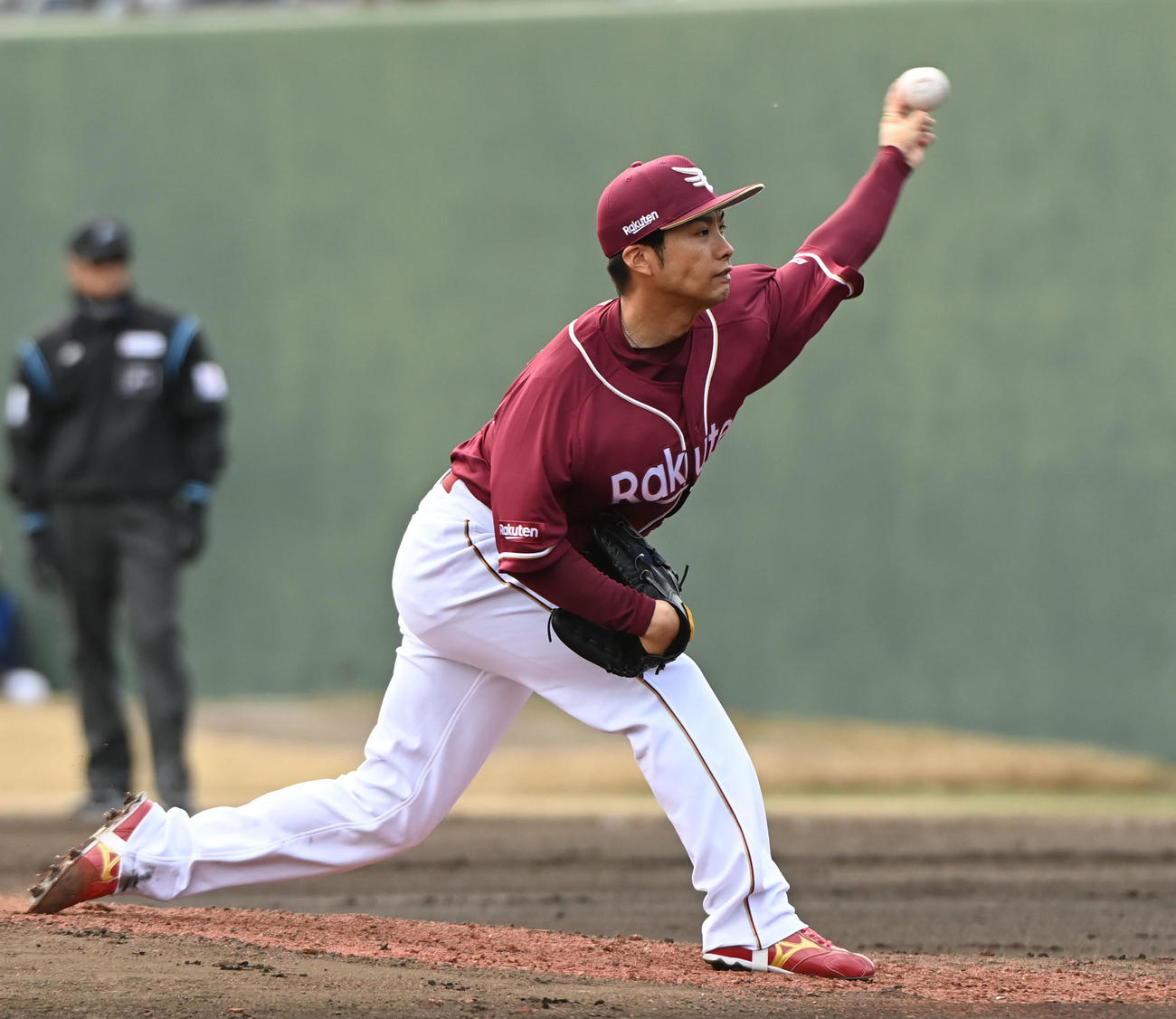 中日対楽天　6回裏、楽天3番手で登板する辛島（撮影・森本幸一）