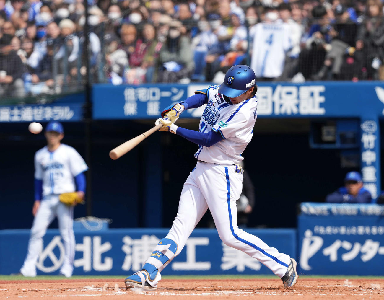 DeNA対オリックス　2回裏DeNA2死一塁、右前に安打を放つ度会（撮影・たえ見朱実）