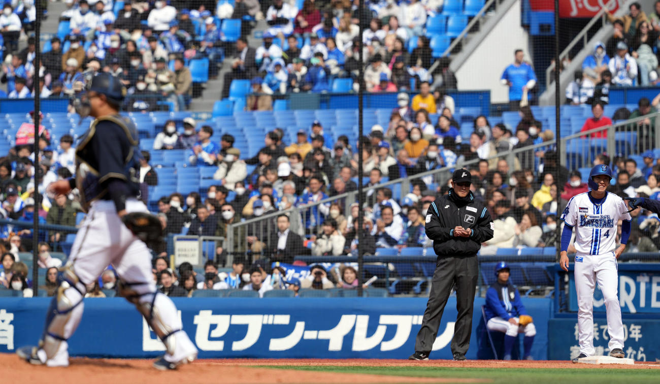 DeNA対オリックス　2回裏DeNA2死一塁、右前に安打を放ち笑顔を見せる度会（撮影・たえ見朱実）