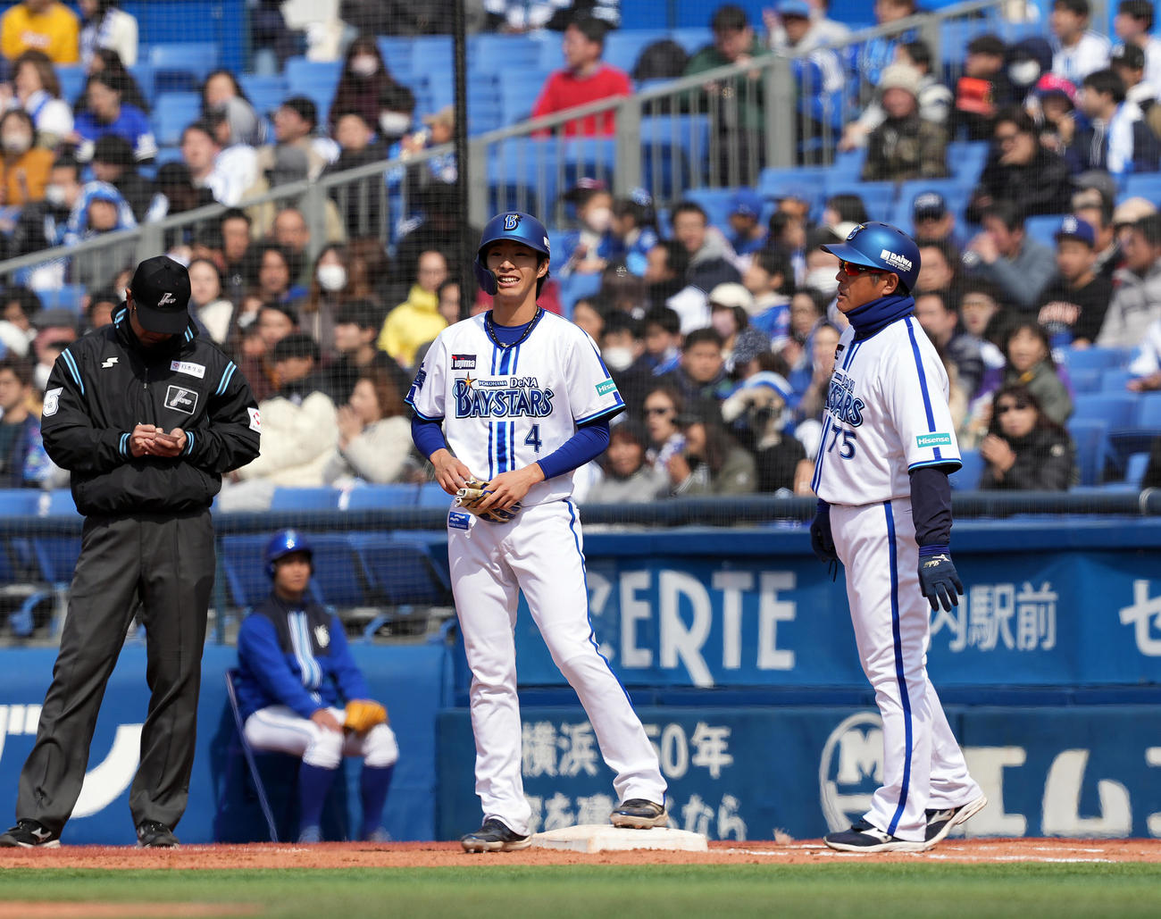 DeNA対オリックス　2回裏DeNA2死一塁、右前に安打を放ち笑顔を見せる度会（撮影・たえ見朱実）