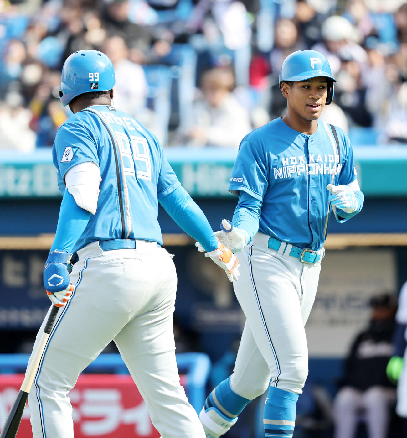 ヤクルト対日本ハム　4回表日本ハム1死、万波中正（右）は左越えソロ本塁打を放ちレイエスとタッチ（撮影・鈴木正人）
