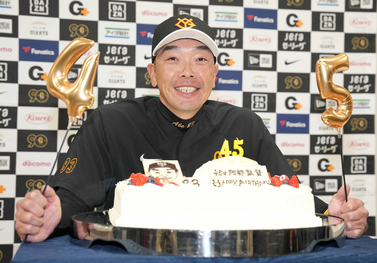 誕生日ケーキを前に笑顔の巨人阿部監督（撮影・鈴木みどり）
