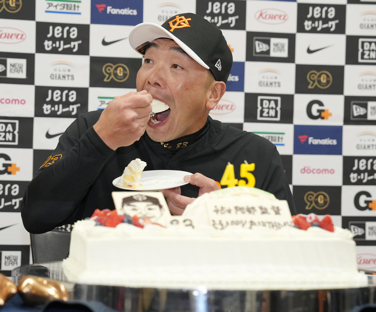 誕生日ケーキをほおばる巨人阿部監督（撮影・鈴木みどり）