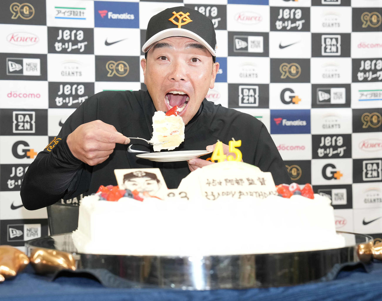 誕生日ケーキをほおばる巨人阿部監督（撮影・鈴木みどり）