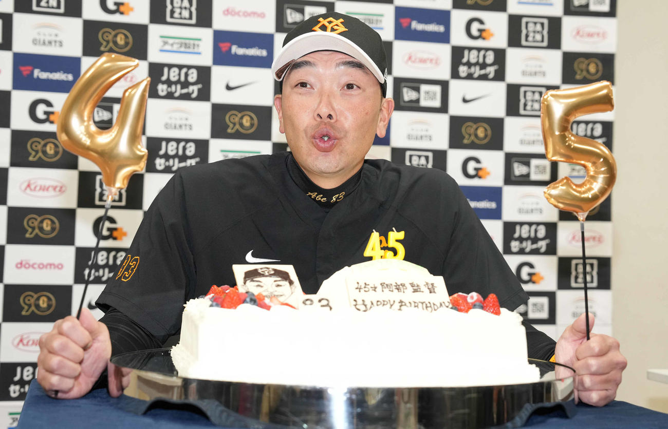 誕生日ケーキを前に笑顔の巨人阿部監督（撮影・鈴木みどり）