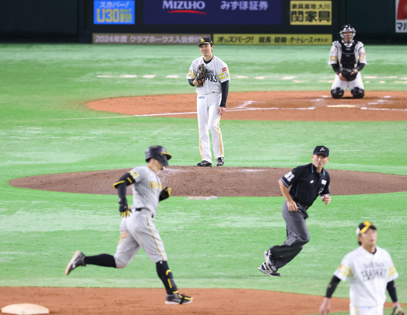 ソフトバンク対阪神　4回表阪神無死、佐藤輝に右中間本塁打を浴びた和田（撮影・梅根麻紀）