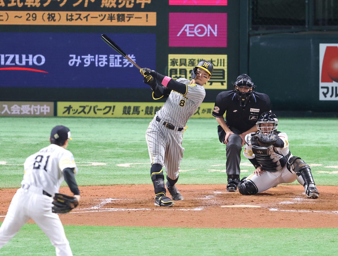 ソフトバンク対阪神　4回表阪神無死、佐藤輝は右中間に本塁打を放つ（撮影・梅根麻紀）