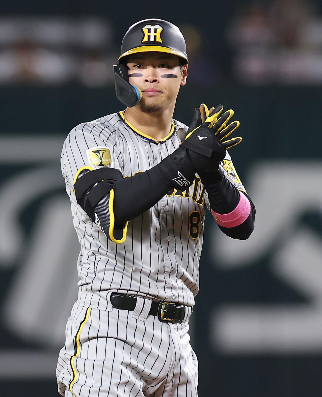 ソフトバンク対阪神　2回表阪神1死、左翼フェンス直撃の二塁打を放ち手をたたく佐藤輝（撮影・前田充）