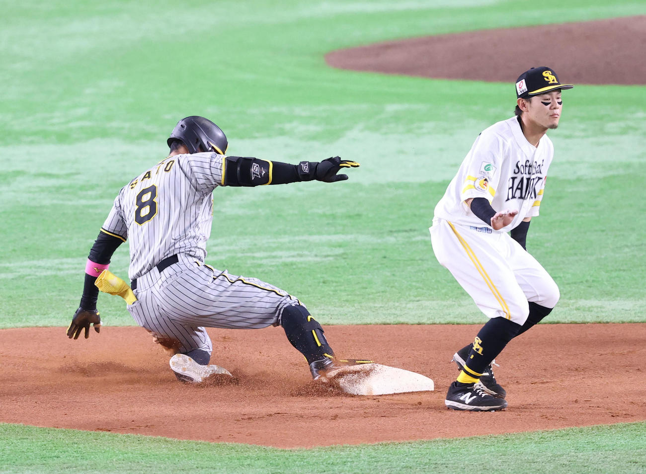 ソフトバンク対阪神　2回表阪神1死、佐藤輝は左越え二塁打を放つ（撮影・梅根麻紀）