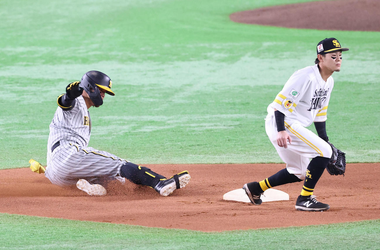 ソフトバンク対阪神　2回表阪神1死、佐藤輝は左越え二塁打を放つ（撮影・梅根麻紀）