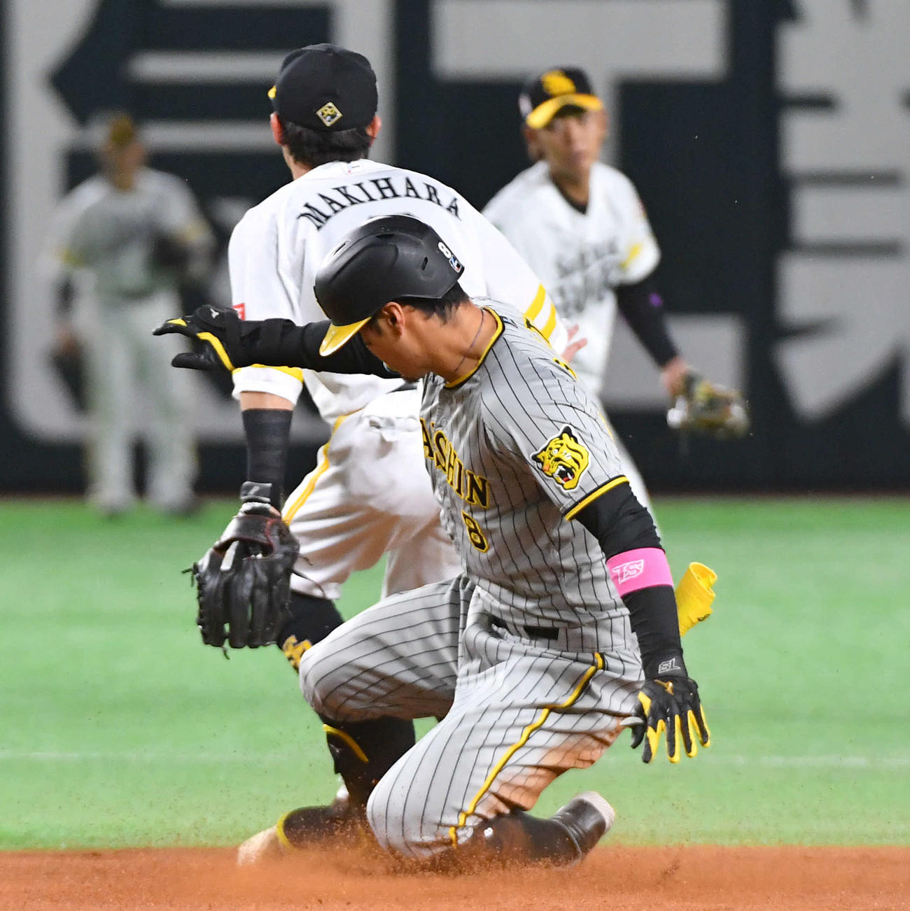 ソフトバンク対阪神　2回表阪神1死、佐藤輝は左越え二塁打を放つ（撮影・岩下翔太）