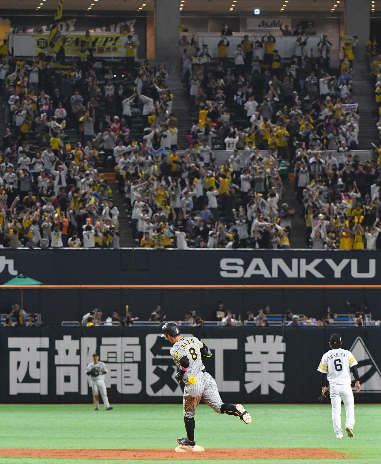 ソフトバンク対阪神　4回表阪神無死、右中間へ本塁打を放った佐藤輝は、盛り上がる阪神ファンを背に二塁を回る（撮影・岩下翔太）