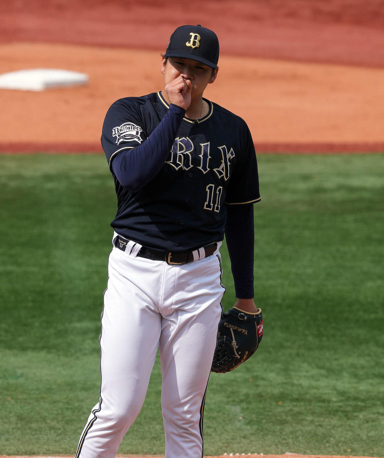 DeNA対オリックス　ドジャース大谷と似たようなしぐさで指を温めるオリックス先発の山下（撮影・たえ見朱実）