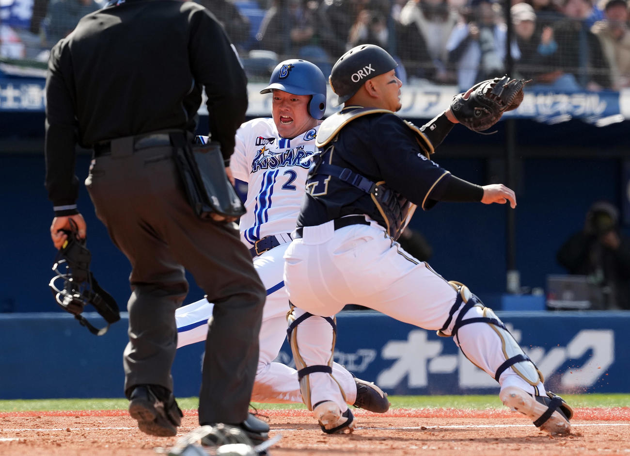 DeNA対オリックス　5回裏DeNA1死二塁、宮崎の中前適時打で生還する牧（撮影・たえ見朱実）