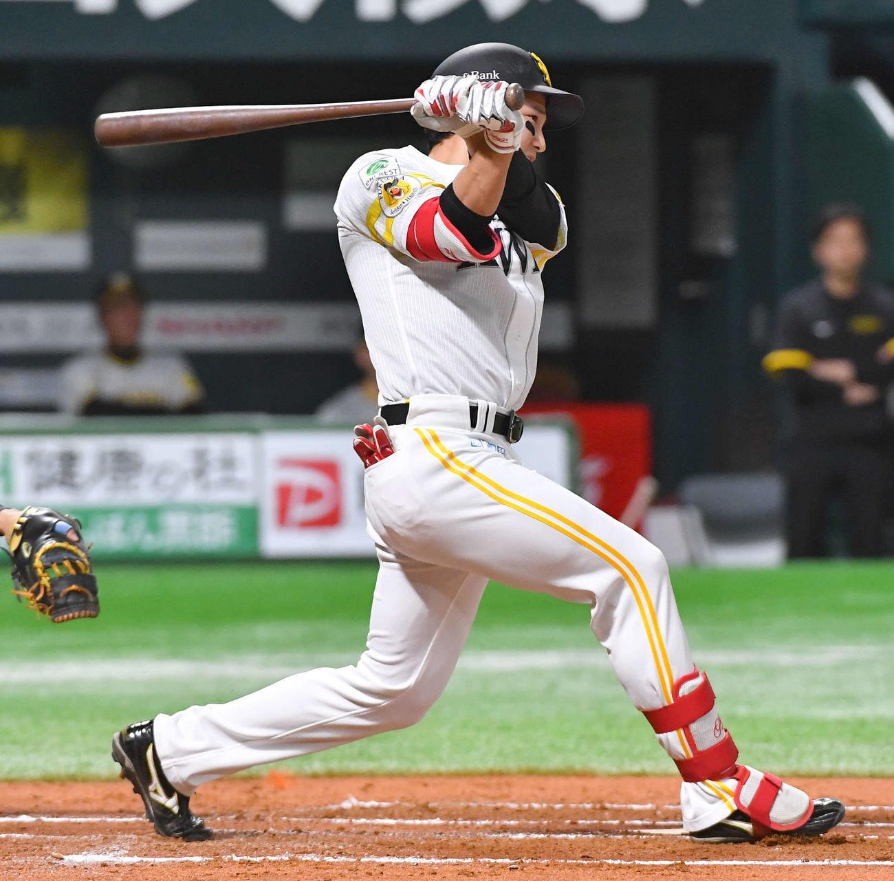 ソフトバンク対阪神　2回裏ソフトバンク無死二、三塁、栗原は先制の右前適時打を放つ（撮影・岩下翔太）