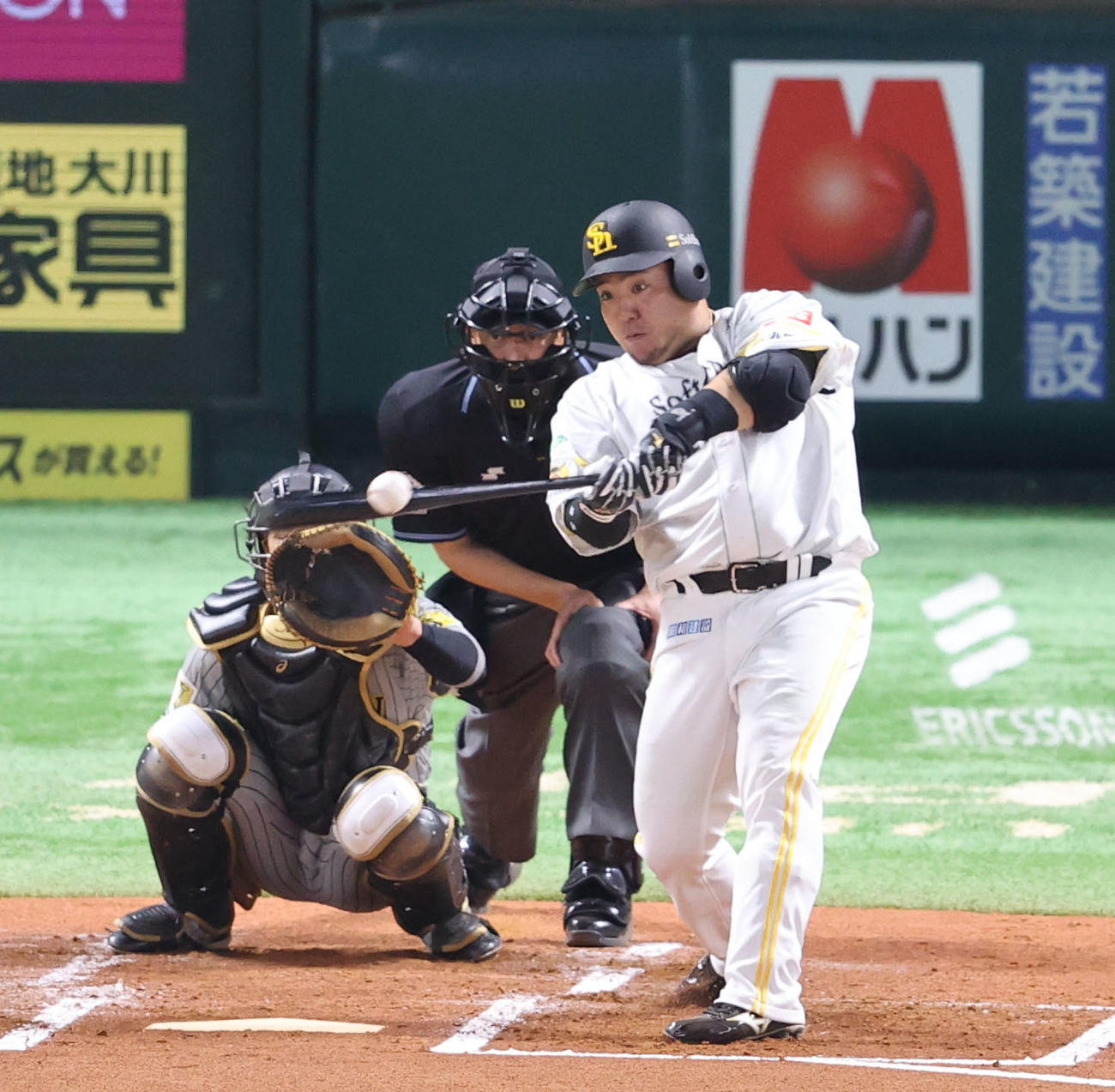 ソフトバンク対阪神　2回裏ソフトバンク無死、山川は左前安打を放つ（撮影・梅根麻紀）