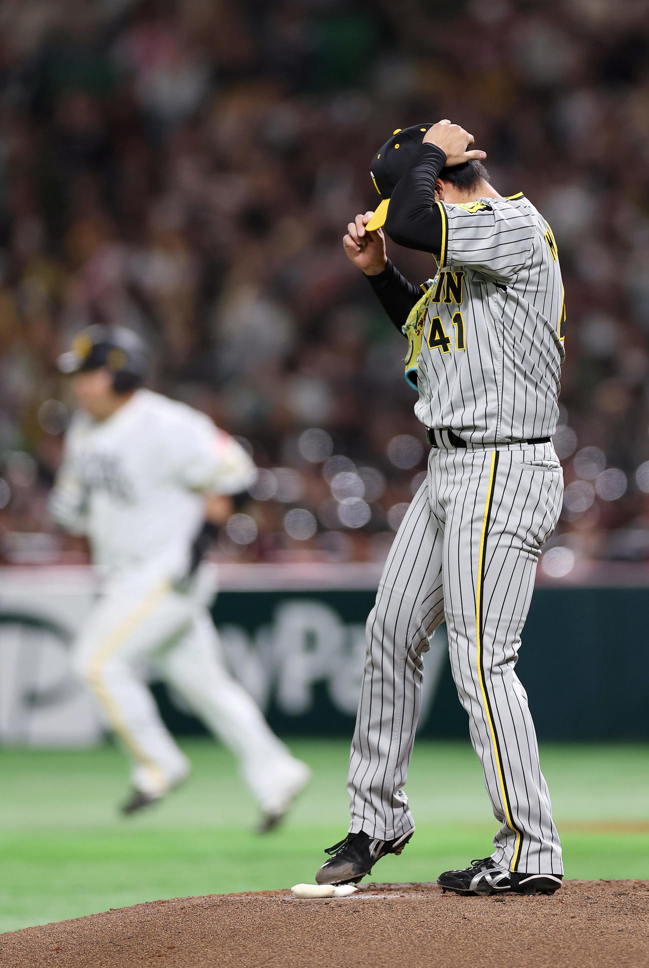 ソフトバンク対阪神　3回裏ソフトバンク2死一塁、山川（左）に2点本塁打を浴びる村上（撮影・前田充）