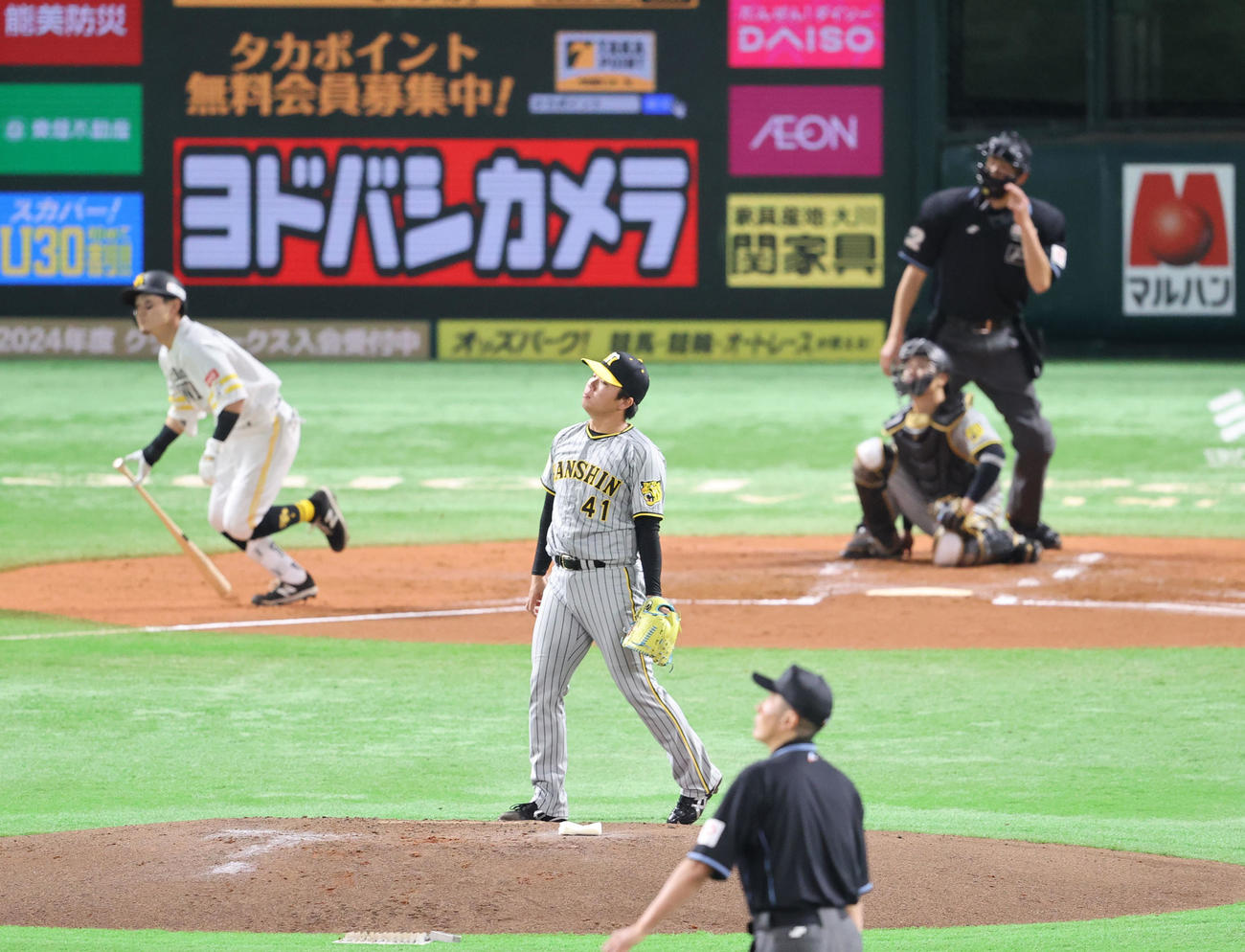 ソフトバンク対阪神　2回裏ソフトバンク2死一塁、牧原大に右越え2点本塁打を浴びる村上（撮影・梅根麻紀）