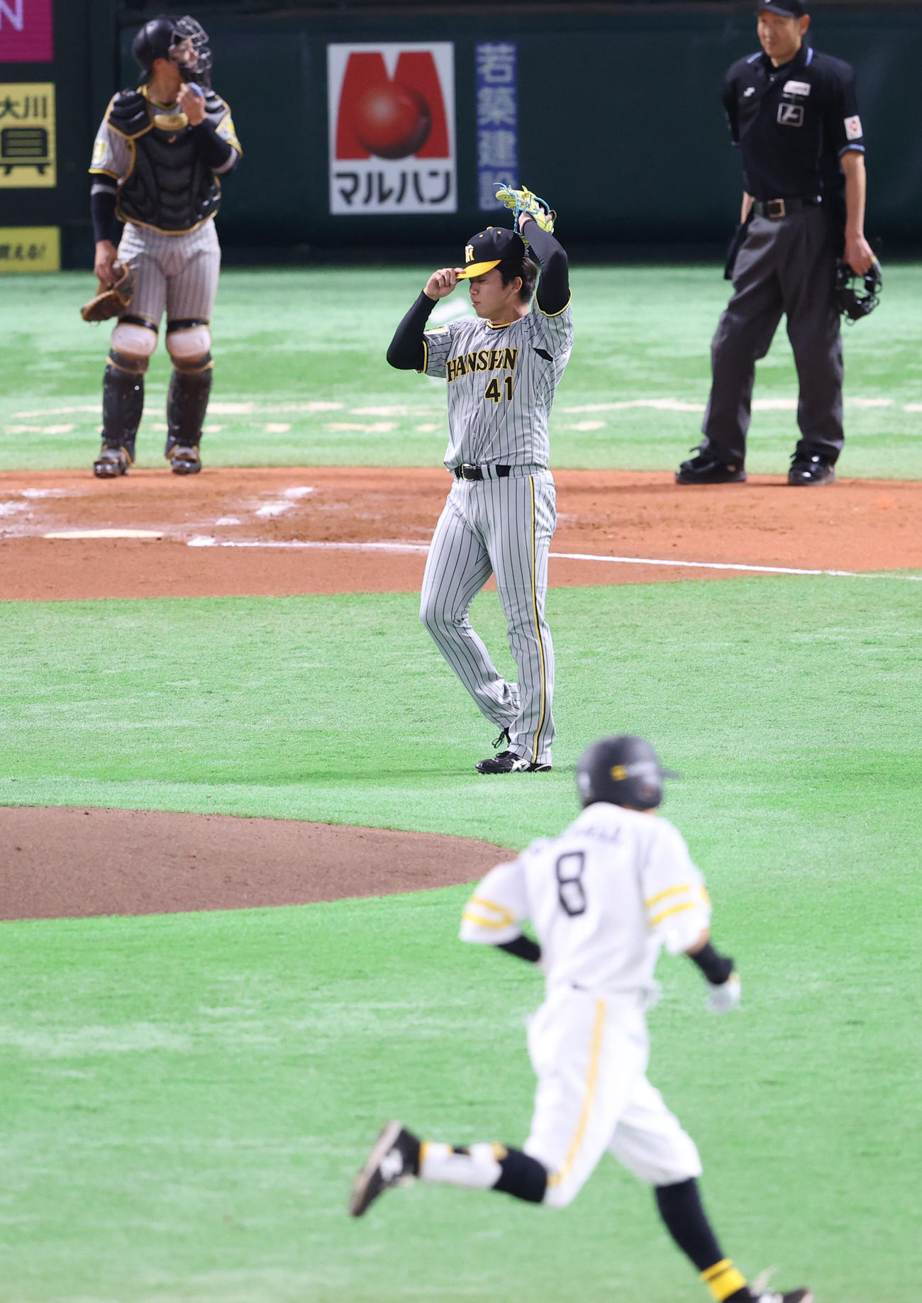 ソフトバンク対阪神　2回裏ソフトバンク2死一塁、牧原大に右越え2点本塁打を浴びる村上（撮影・梅根麻紀）