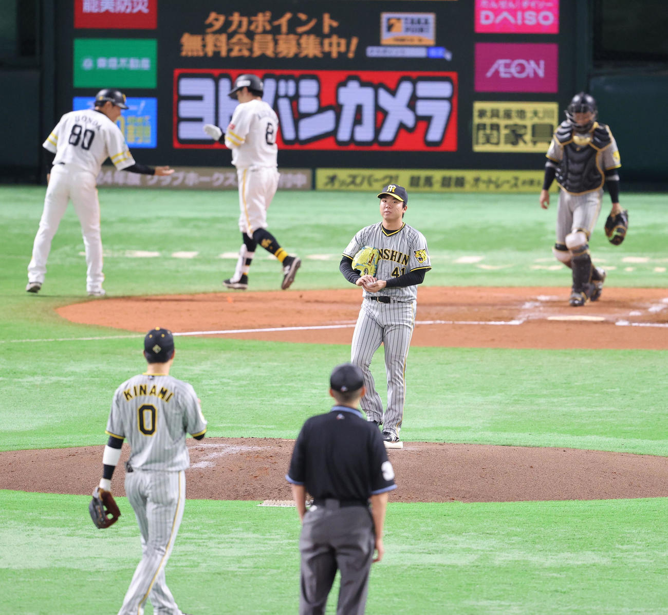 ソフトバンク対阪神　2回裏ソフトバンク2死一塁、牧原大に右越え2点本塁打を浴びる村上（撮影・梅根麻紀）