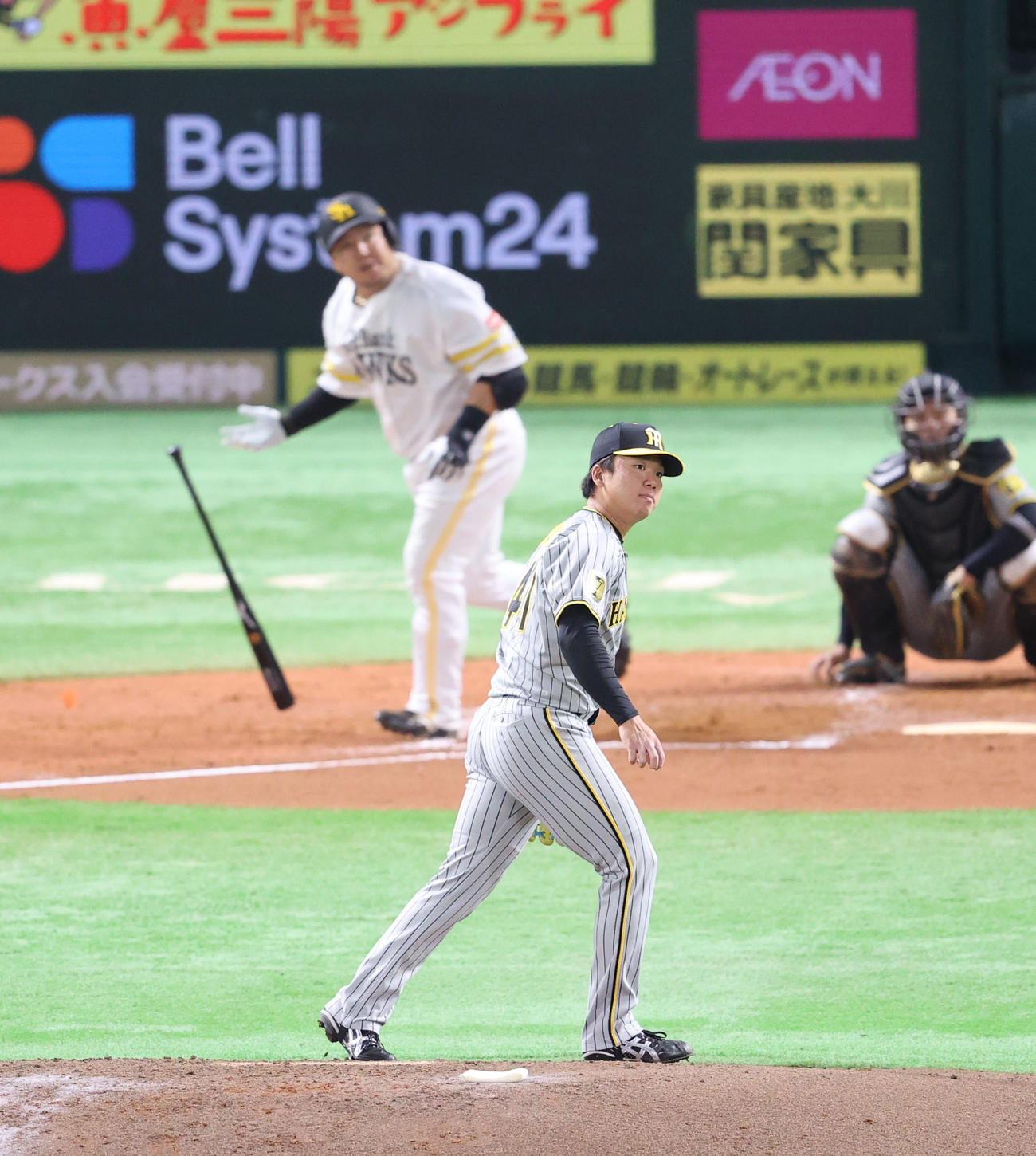 ソフトバンク対阪神　4回裏ソフトバンク2死一塁、山川に左越え2点本塁打を浴びた村上（撮影・梅根麻紀）