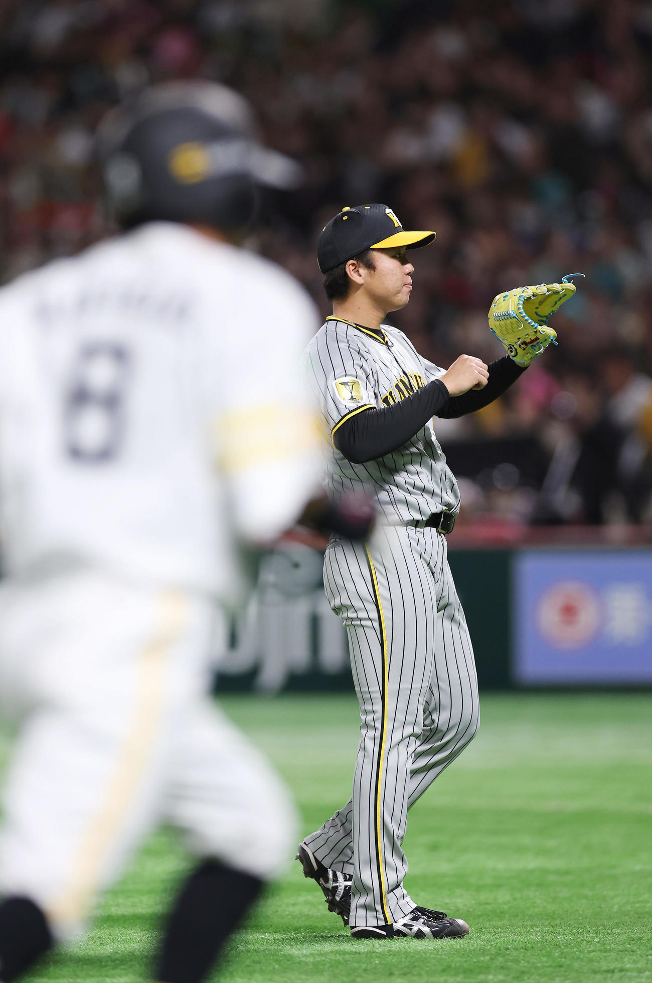ソフトバンク対阪神　2回裏ソフトバンク2死一塁、牧原（手前）に2点本塁打を浴びる村上（撮影・前田充）