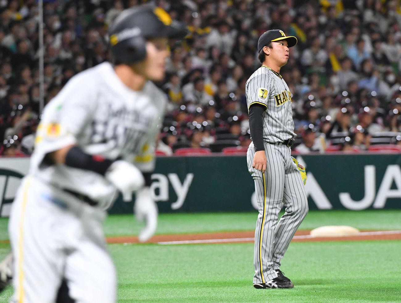ソフトバンク対阪神　2回裏ソフトバンク2死一塁、牧原大（左）に右越え2点本塁打を打たれた村上（撮影・岩下翔太）