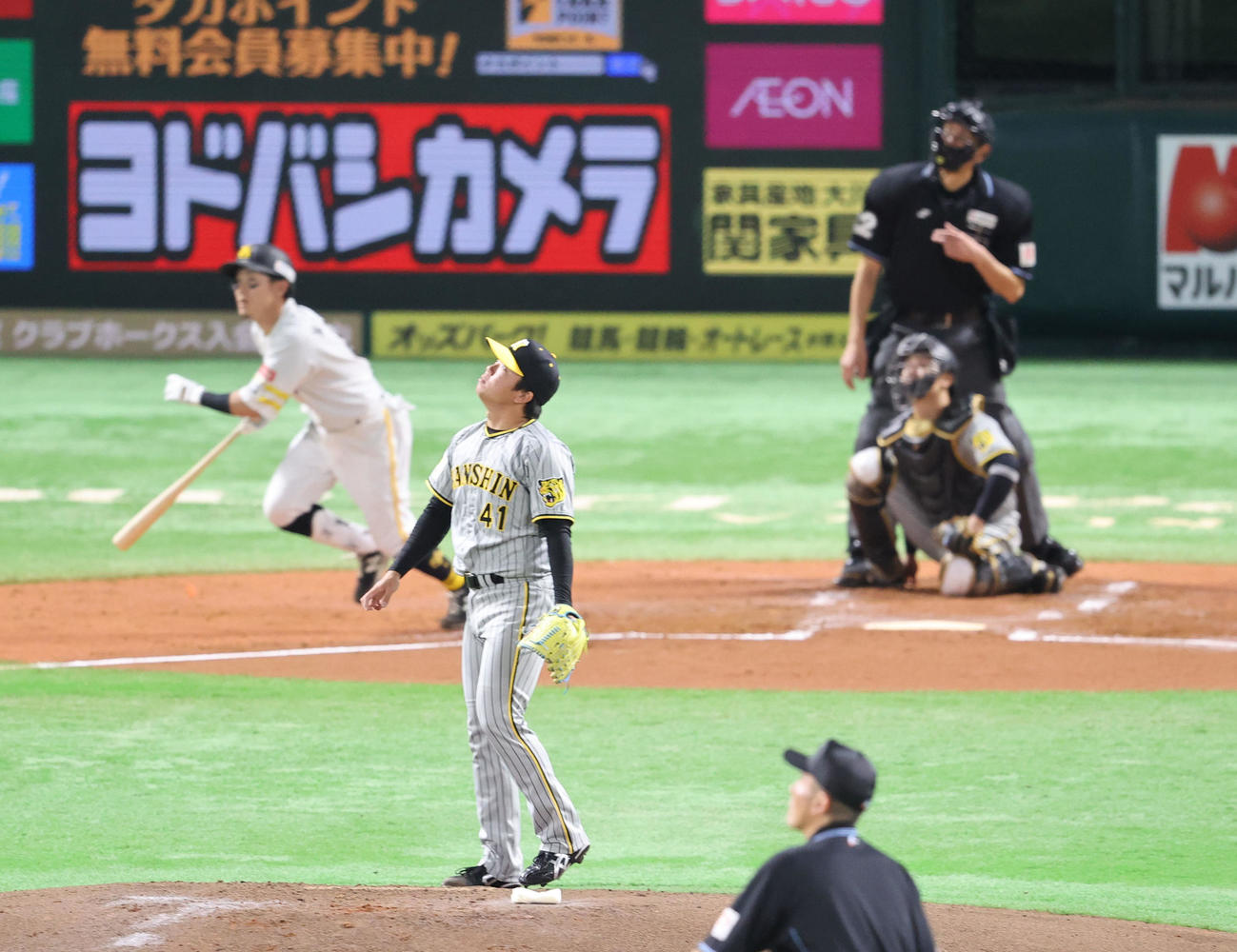 ソフトバンク対阪神　2回裏ソフトバンク2死一塁、牧原大に右越え2点本塁打を浴びる村上（撮影・梅根麻紀）